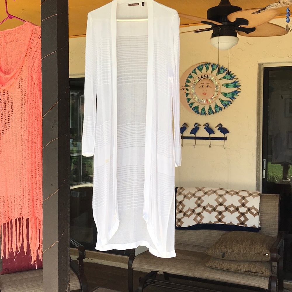 Very delicate shawl cardigan in white.